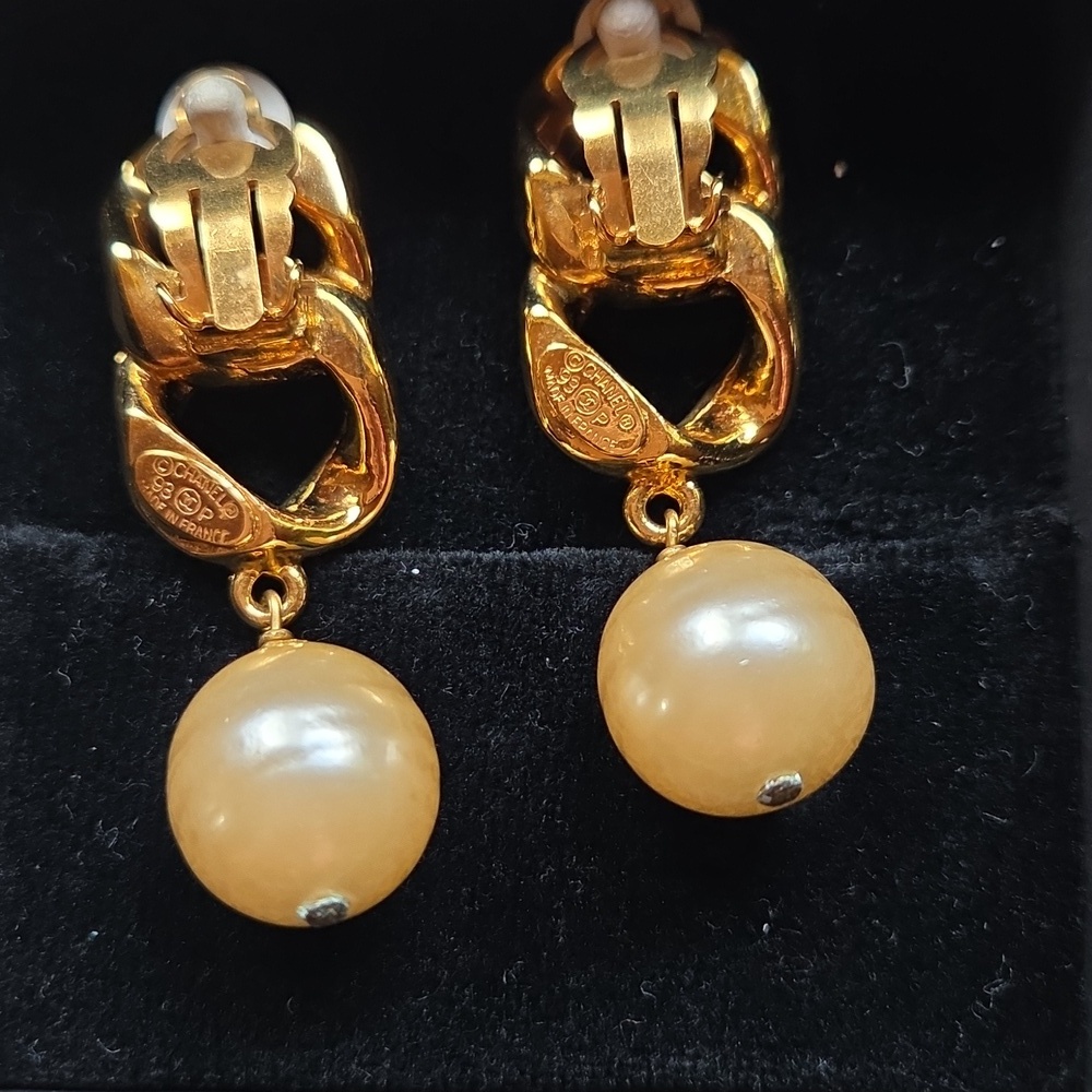CHANEL Gold and‎ Cream Pearl Drop Earrings - Picture 3 of 5